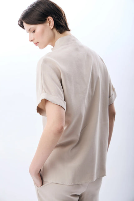 Açık Yaka Metal Düğmeli Gömlek