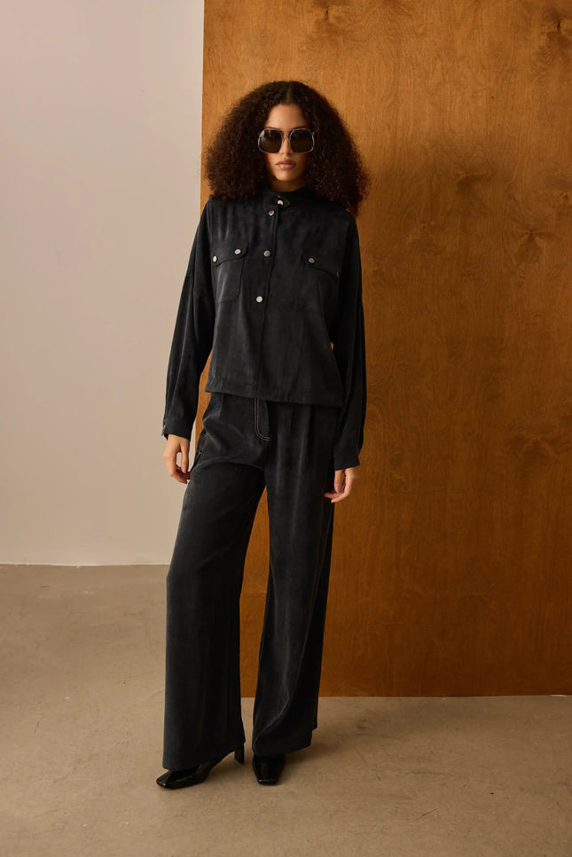 Metal Düğmeli Siyah Bluz