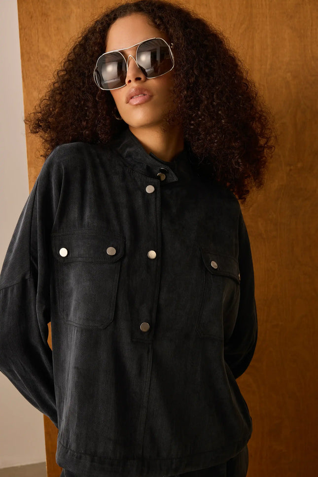 Metal Düğmeli Siyah Bluz