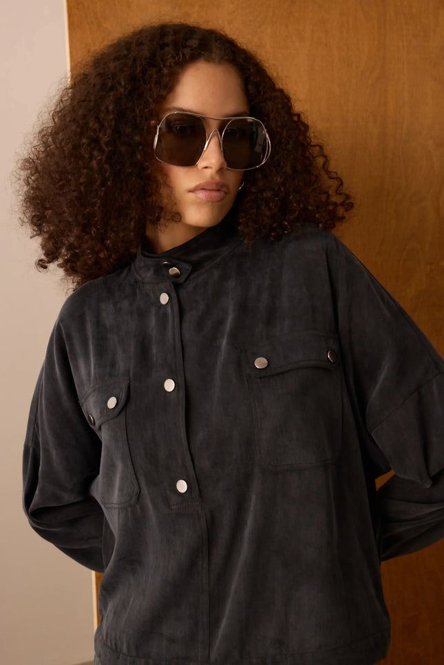 Metal Düğmeli Siyah Bluz