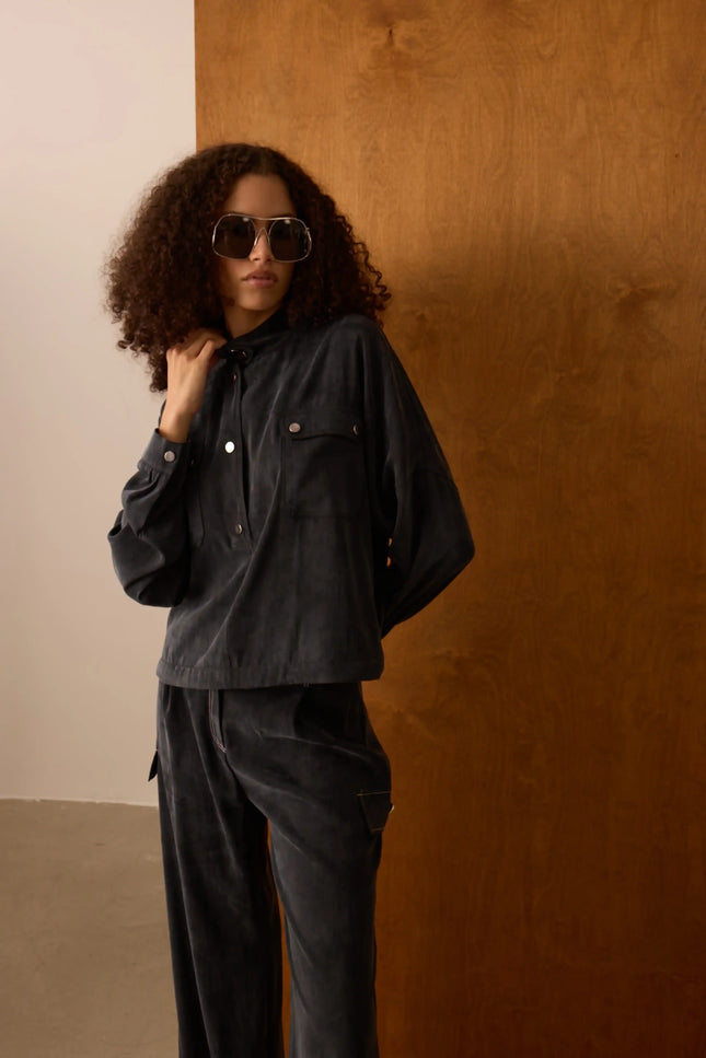 Metal Düğmeli Siyah Bluz