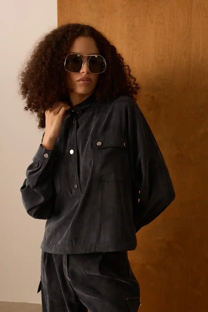 Metal Düğmeli Siyah Bluz
