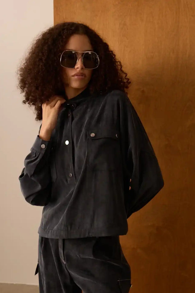 Metal Düğmeli Siyah Bluz