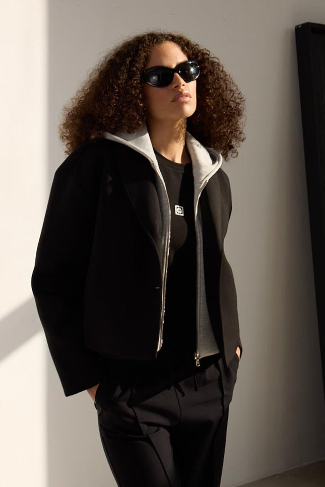 Kapüşonlu Siyah Ceket