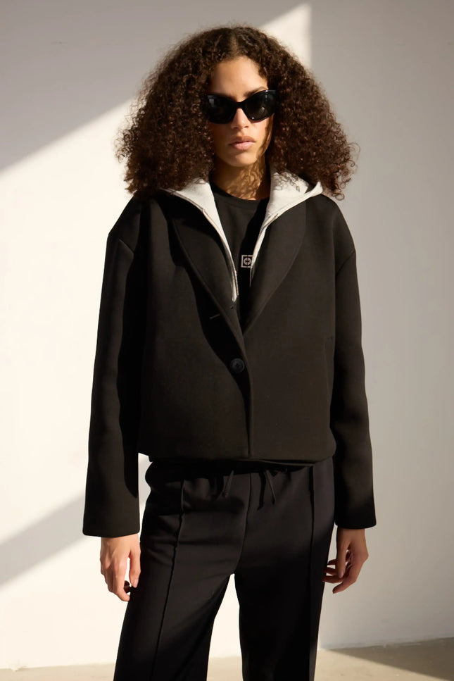 Kapüşonlu Siyah Ceket